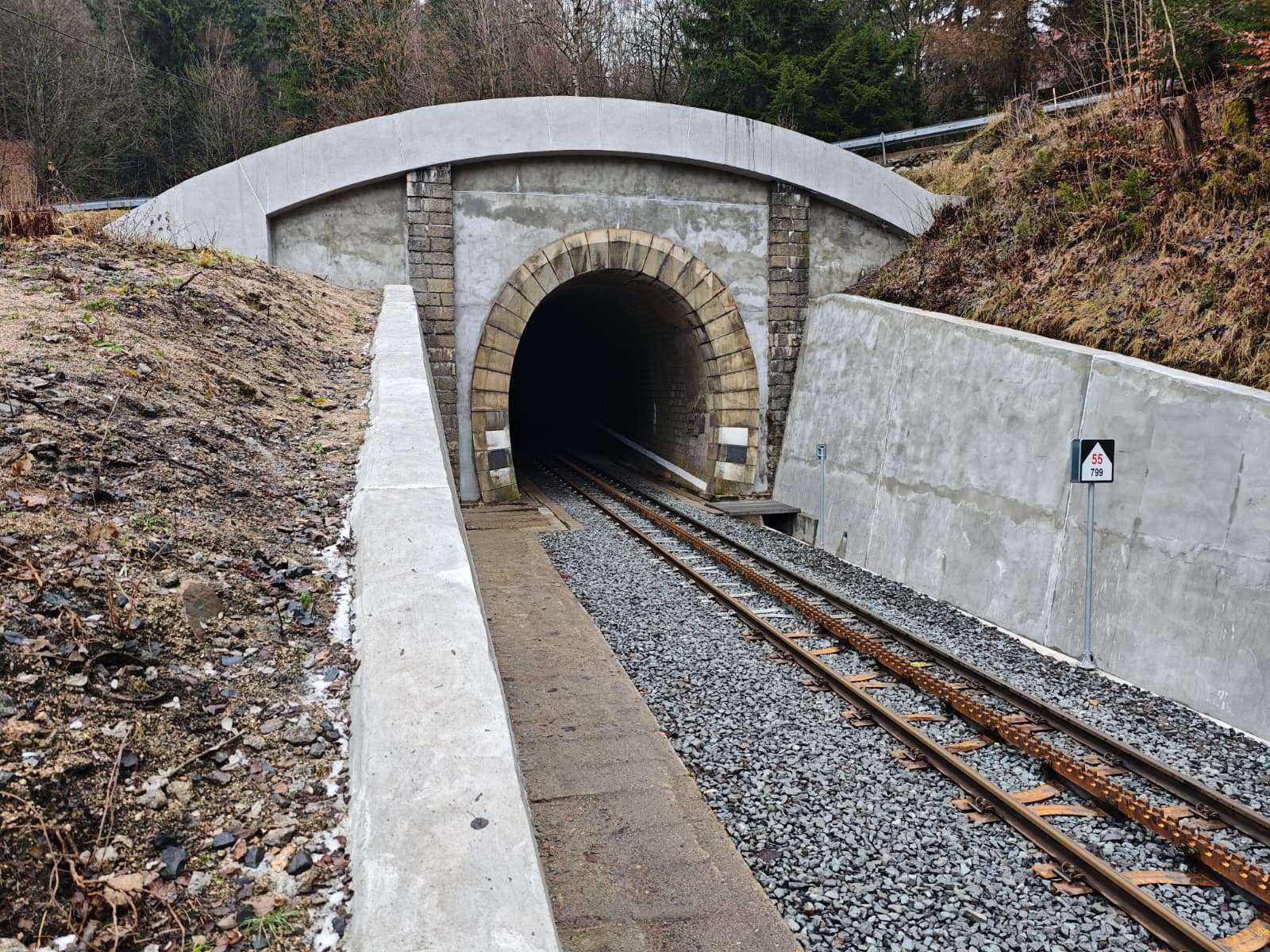 Tunel zubačky nad Desnou